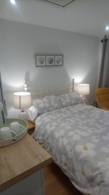 1 Bedroom Guest Suite Near City Centre. Gloucester Exterior foto